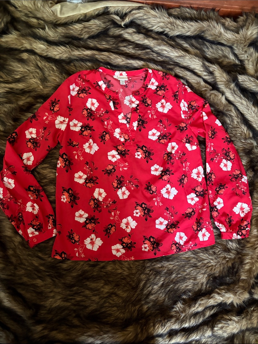 a.new.day™ V-Neck Red Floral Lightweight Blouse Size Medium